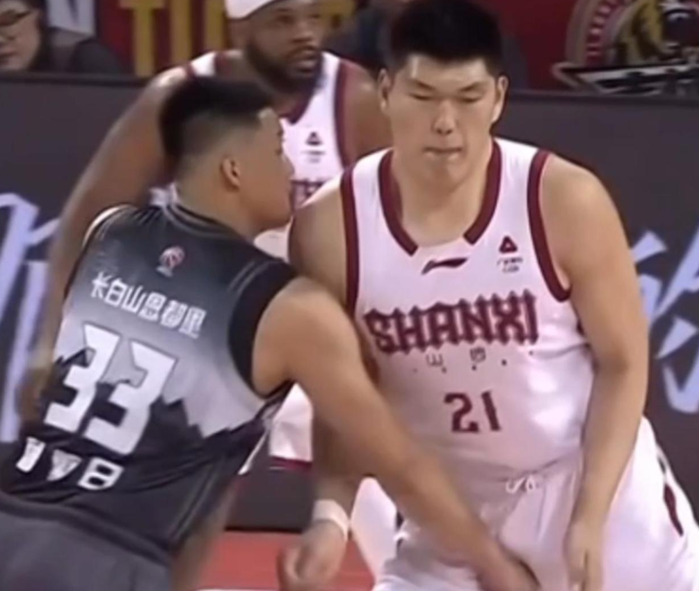 狗子28-停赛2场罚款10万！曾繁日生涯第二次因掏裆被重罚，但比上次轻！