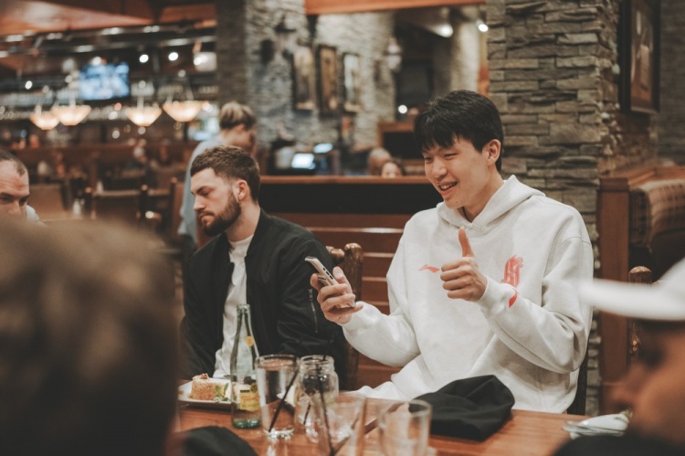 狗子28平台-其乐融融！杨瀚森上周末做东 请混音队全队聚餐🍽️