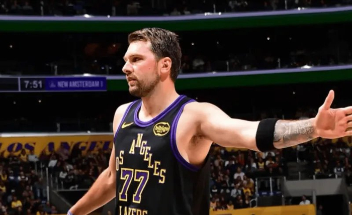 狗子28中国-胜骑士发布会！雷迪克爆赞东詹，解析三月15胜2负，展望下场雷霆|詹姆斯|俄克拉荷马雷霆队|克利夫兰骑士队|JJ-雷迪克|卢卡-东契奇_新浪体育_新浪新闻